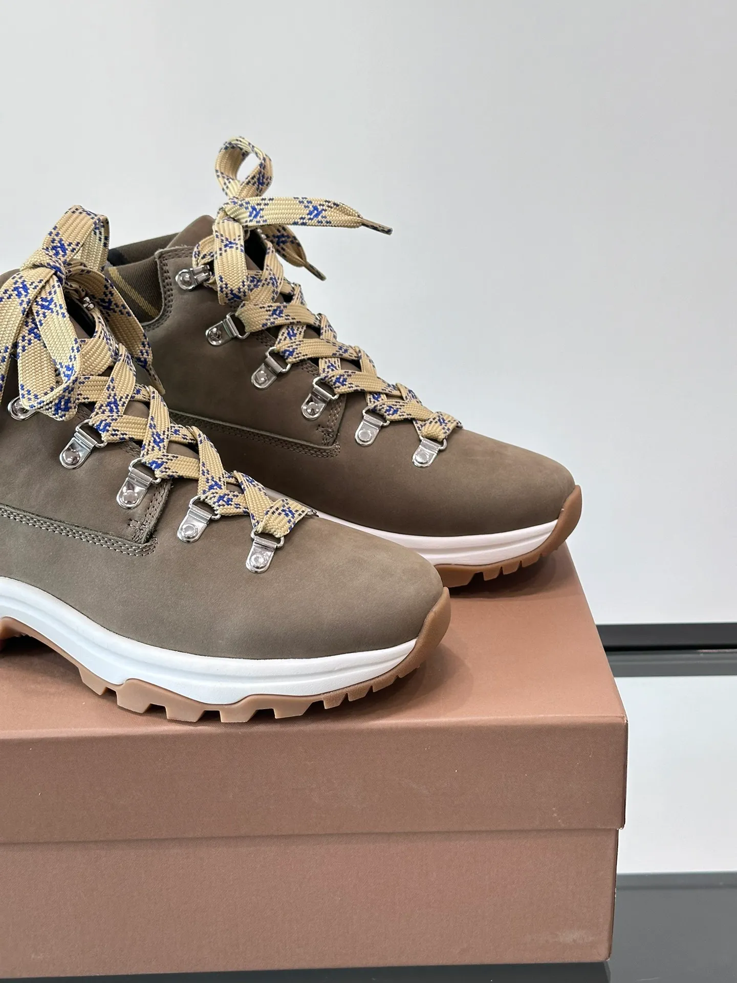 Men's shoes 💰800 ◾️▫️Burberry 2024🆕Ss men's classic high-top thick-soled sneakers, made of first-grain cowhide and decorated with the new brand logo. First-layer cowhide foot pads, the heel is decorated with Burberry lettering embossed logo, and the original TPU outsole!  Size: 39-44 (customized at 38.45)